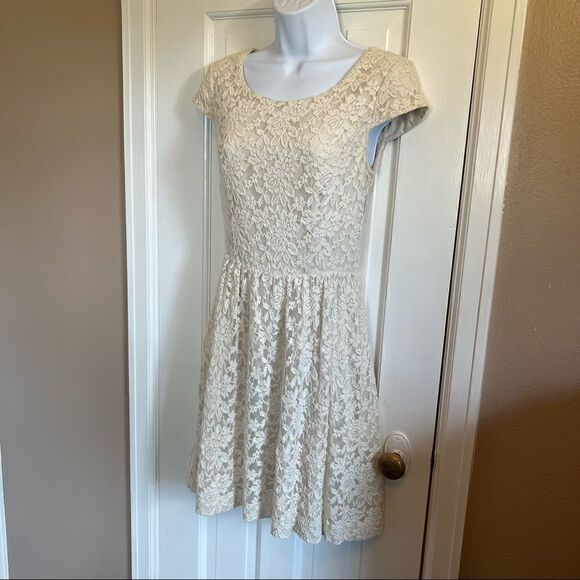White/cream lace dress   - Picture 2 of 6